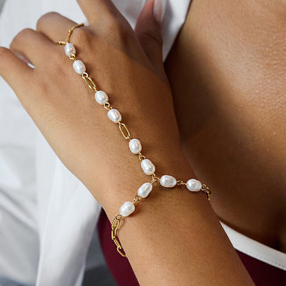 Bijou de main raffiné en acier inoxydable, chaîne dorée et perles blanches, bracelet fantaisie chic et moderne, modèle Urima — photo 4