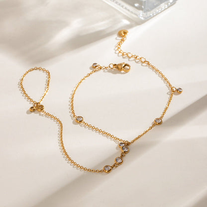 Bijou de main délicate et chic, en acier inoxydable doré, avec zircon, idéal soirée, modèle Viza — photo 4
