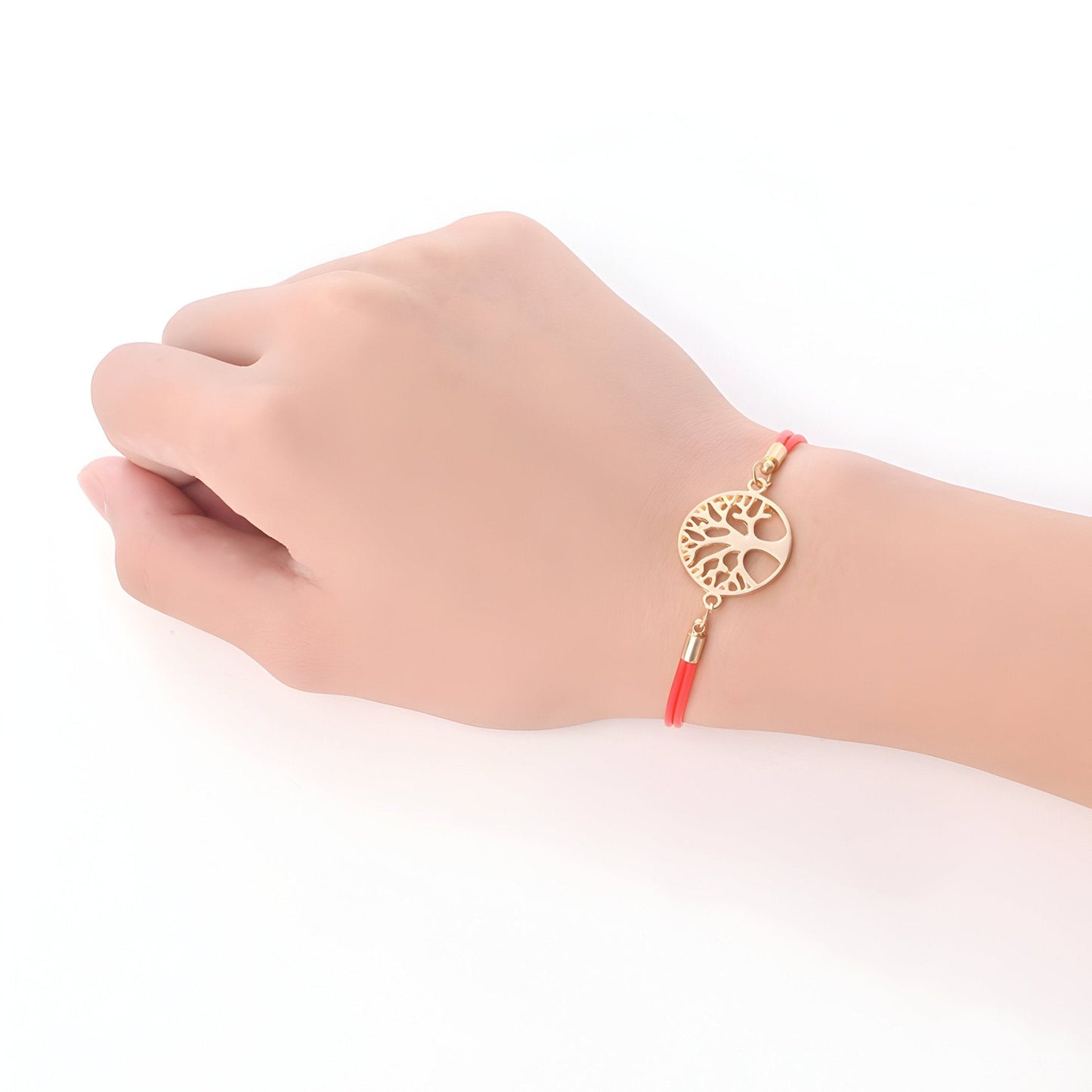 Bracelet cordon rouge pour femme avec pendentif arbre de vie en métal doré.
