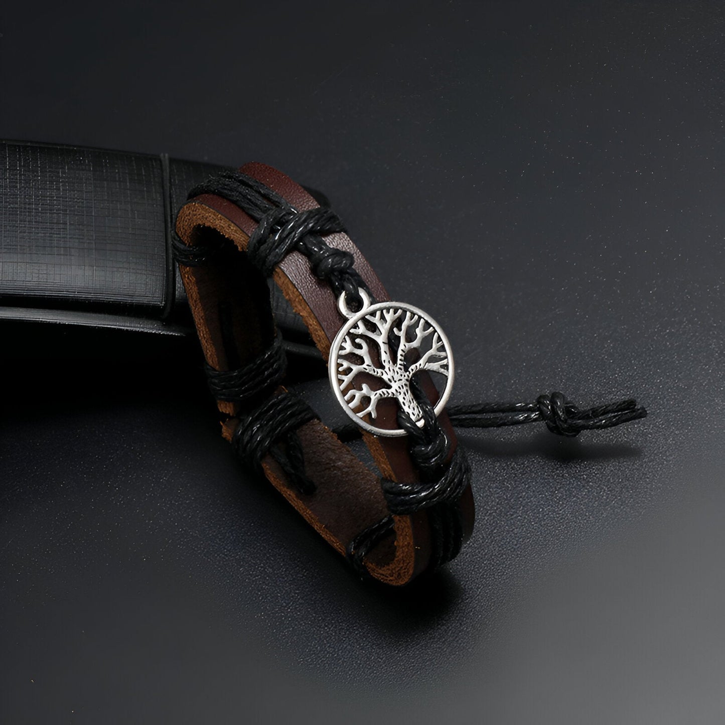 Bracelet en cuir marron et noir avec pendentif arbre de vie en métal argenté, modèle Addison.