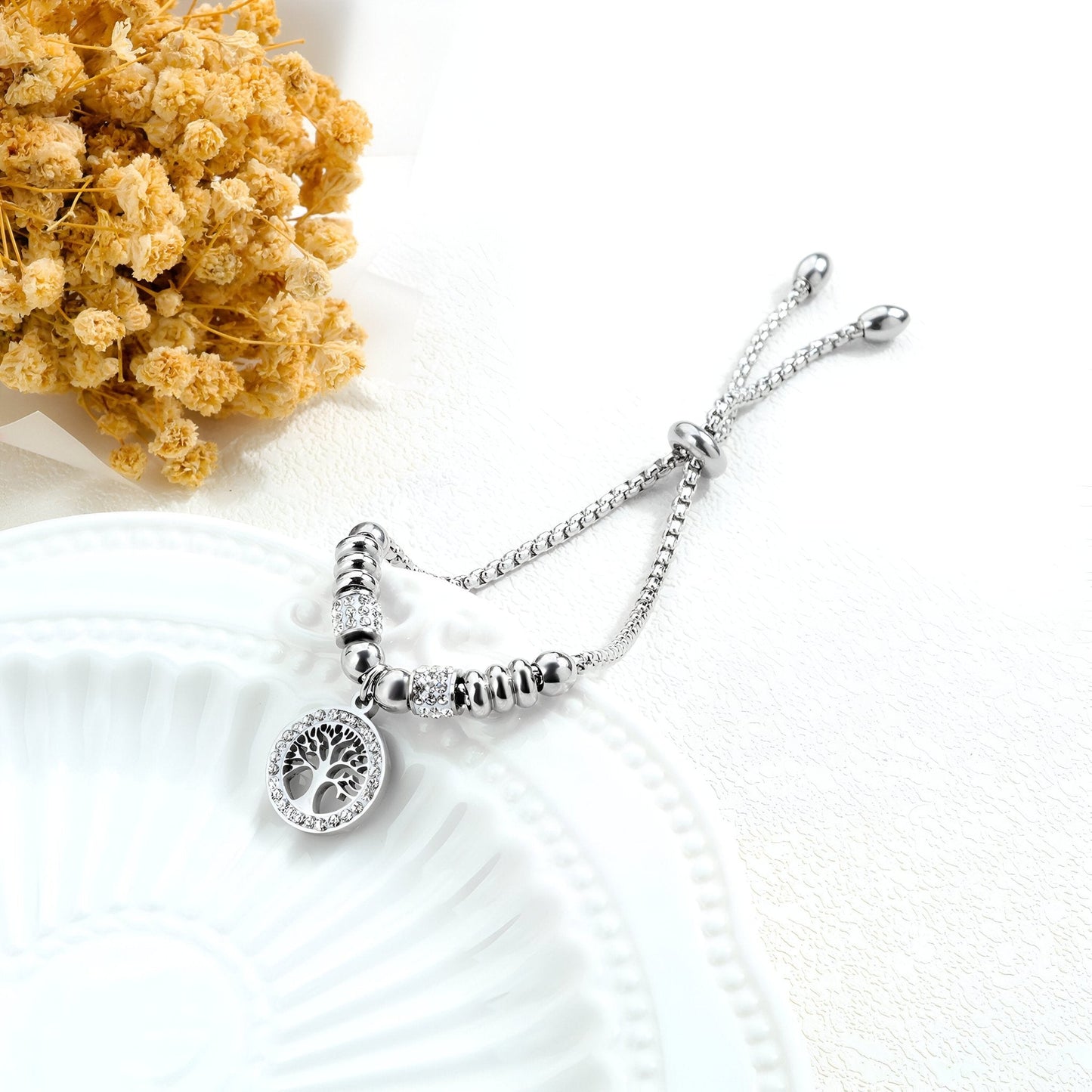 Bracelet en maille argentée pour femme avec pendentif arbre de vie en titane et zircon synthétique.