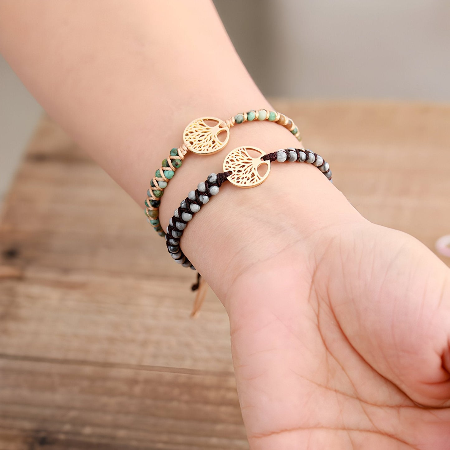 Bracelets multi-rangs en pierres naturelles beige et marron avec pendentifs arbre de vie dorés.
