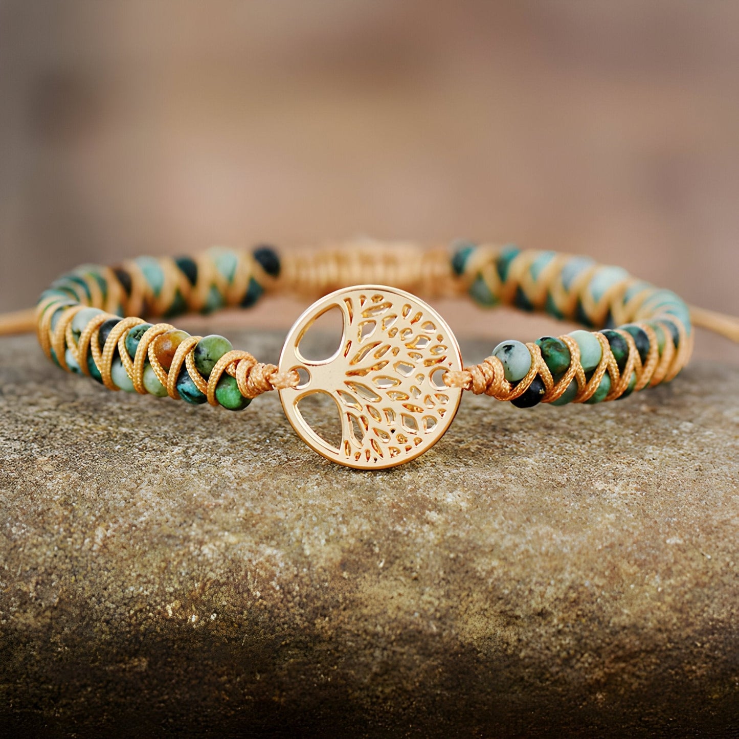 Bracelet beige et marron en pierres de jaspe avec médaillon arbre de vie en métal doré, style multi-rangs.