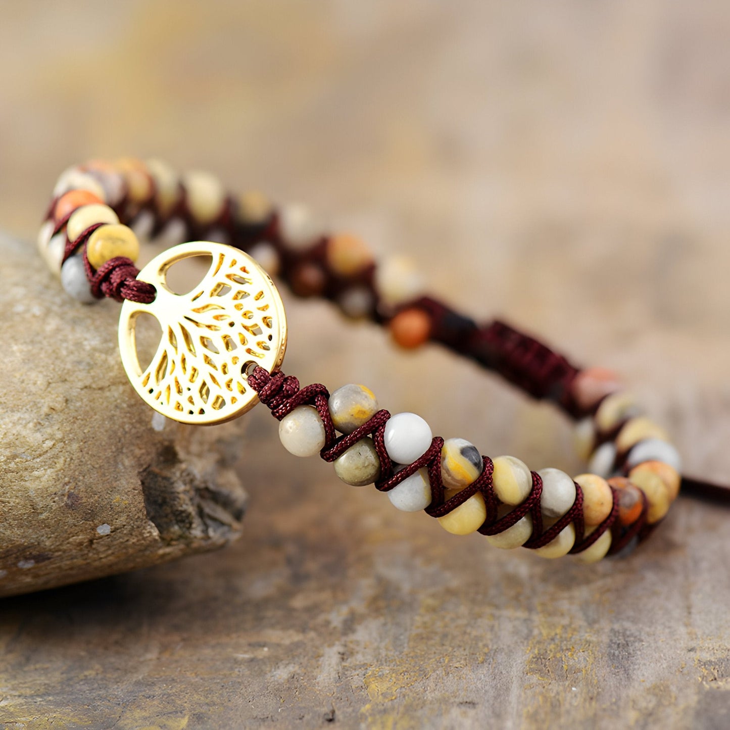 Bracelet multi-rangs en pierres de jaspe beige et marron avec pendentif arbre de vie en métal doré.