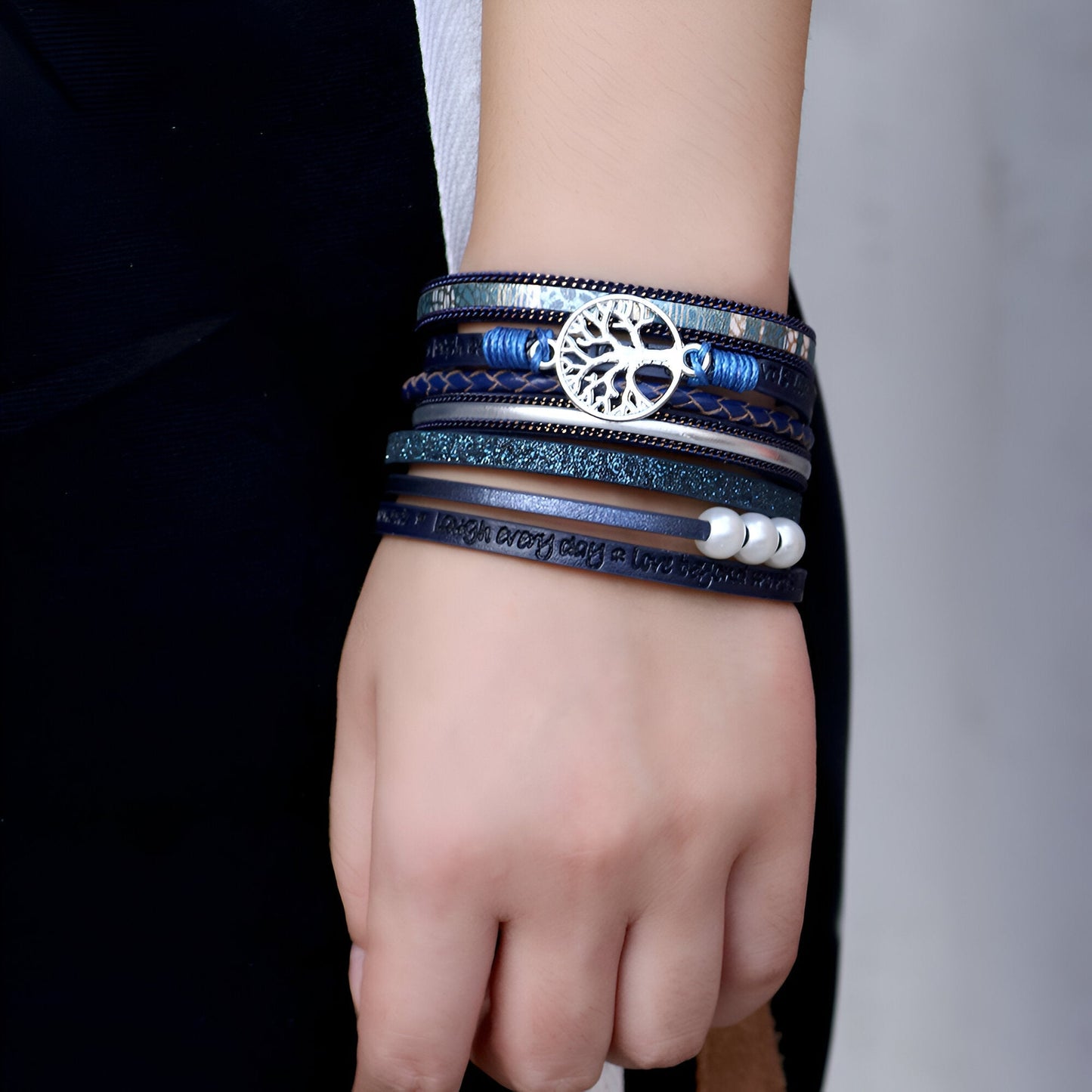 Bracelet multi-rangs bleu en microfibre avec pendentif arbre de vie argenté et perles décoratives blanches.