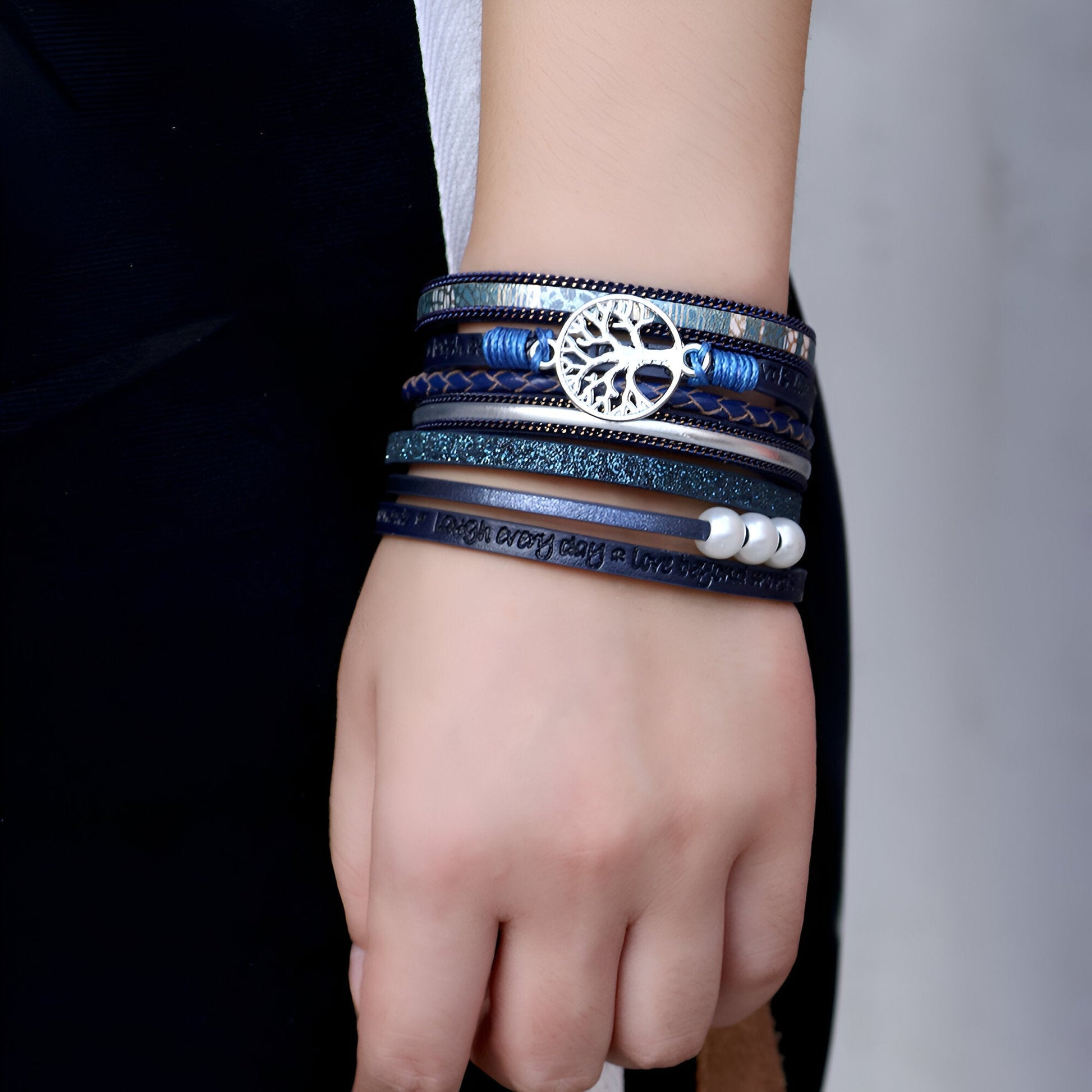 Bracelet multi-rangs bleu en microfibre avec pendentif arbre de vie argenté et perles décoratives blanches.